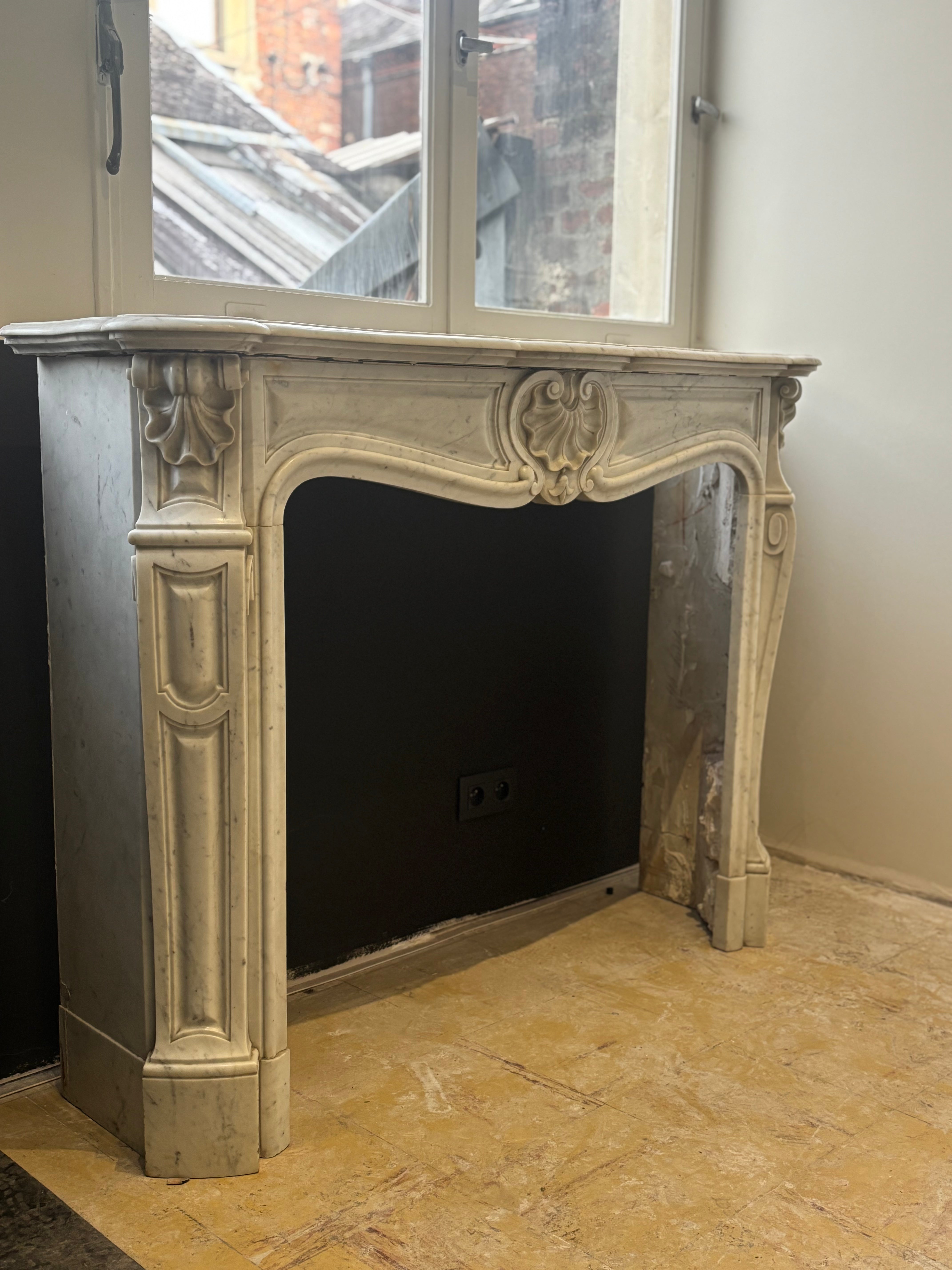 White Marble Mantel | Elegant Architectural Feature